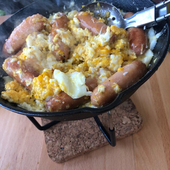 キャンプ飯♩スキレットでウィンナー卵炒め